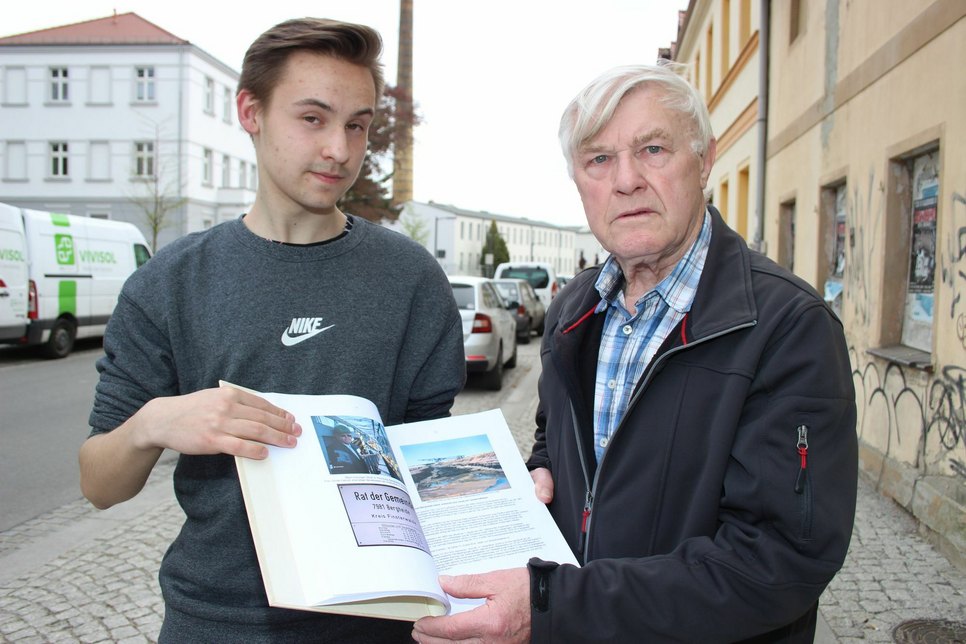 Urenkel Bilal Reißhauer (16) durfte schon mal einen Blick in das »große Buch der Erinnerungen« seines Urgroßvaters Joachim Körner (85) werfen. Foto:wit