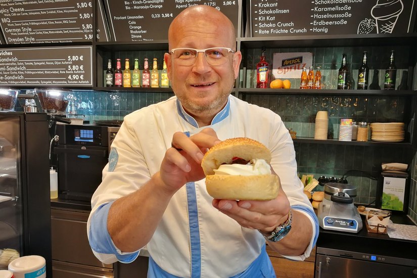 Christian Schiller zeigt den ersten Eis-Burger mit Vanilleeis und Amarena.