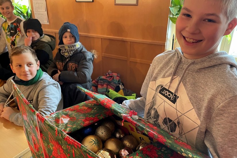 Große Kisten voller kleiner, aber liebevoll gestalteter Weihnachtsüberraschungen übergaben die Kollerbergschüler im Rathaus.