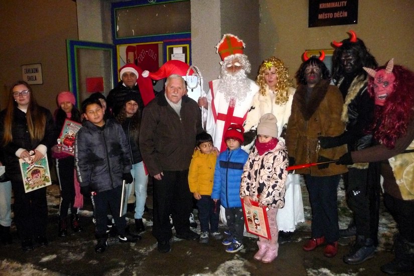 Klaus Fiedler inmitten der Kinder und der Nikolausabordnung - rechts die Teufel - vor dem Eingang zum Roma-Zentrum.