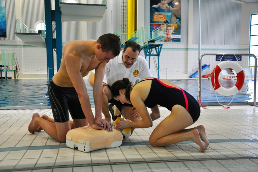 Rettung naht! Auch für die Riesaer Schwimmhalle stehen die Zeichen auf »Überleben«. Im nächsten Jahr soll für 3,7 Millionen Euro saniert werden. Foto: Archiv
