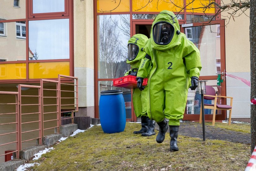 Angehörige des Umweltzuges Pirna entsorgen die Chemikalien. Fotos: M. Förster