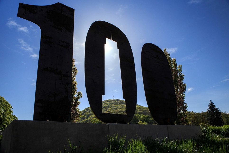Die Stele wiegt rund 880 Kilogramm, mit Sockel insgesamt rund sechs Tonnen. Foto: Stadt Freital