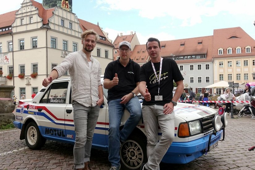 Sänger Felix Räuber (Beifahrer), Fahrer Peter Göbel und Markus Hendel (Chef-Organisator der Rallye Elbflorenz, v.l.n.r.) vor dem Skoda 130 LR.