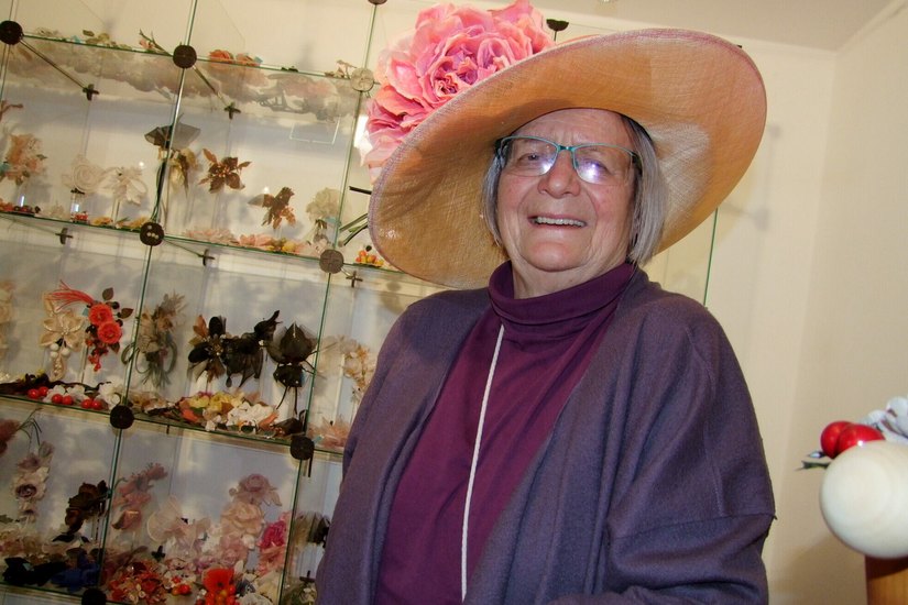 Heide Steyer in der kleinen Schauwerkstatt der Kunstblumenmanufaktur. Den Hut trug sie seinerzeit bei einem Besuch des legendären Pferderennens in Ascot, wo sich traditionell die britische High Society trifft und natürlich auch die Royals oft vorbeischauen.