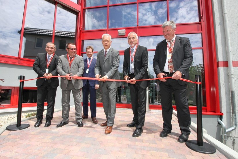 Bei der Eröffnung des Bürogebäudes von Brewes (v.l.n.r.): Octavian Ursu, Hartmut Eichler, Michael Kretschmer, Stanislaw Tillich, Andreas Breck und Thomas Knack. 	Foto: PR