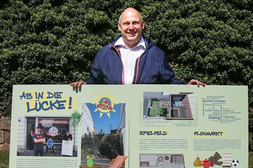 Citymanager Stephan Eichner zeigt den diesjährigen Zittauer Wettbewerbsbeitrag „Ab in die Lücke“. Foto: Stadt Zittau
