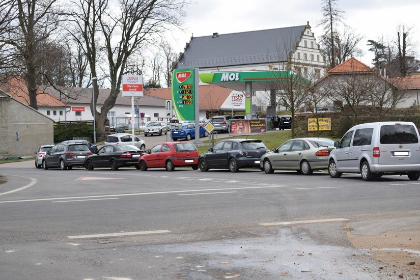 Schlangestehen an der Tankstelle in Schluckenau: Viele Autofahrer aus dem Grenzgebiet nutzen die letzten Stunden vor der Grenzschließung, um noch einmal in Tschechien zu tanken. (Foto: sap)