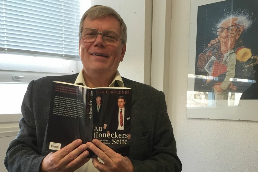 Bernd Brückner mit seinem Buch "An Honeckers Seite". Foto: Volkssolidarität Elbtalkreis-Meißen