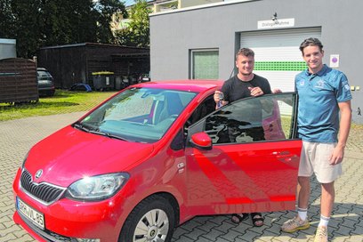 Zwei Eislöwen beim Autohaus Krause in Großenhain: Lukas Koziol (l.) und Stürmerkollege Adam Kiedewicz nehmen den Skoda Citygo Style in Empfang.
