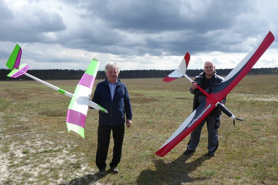 Günter Heppe und Jens Nobis (v.l.)präsentieren zwei ihrer Flugmodelle. Foto: cjw