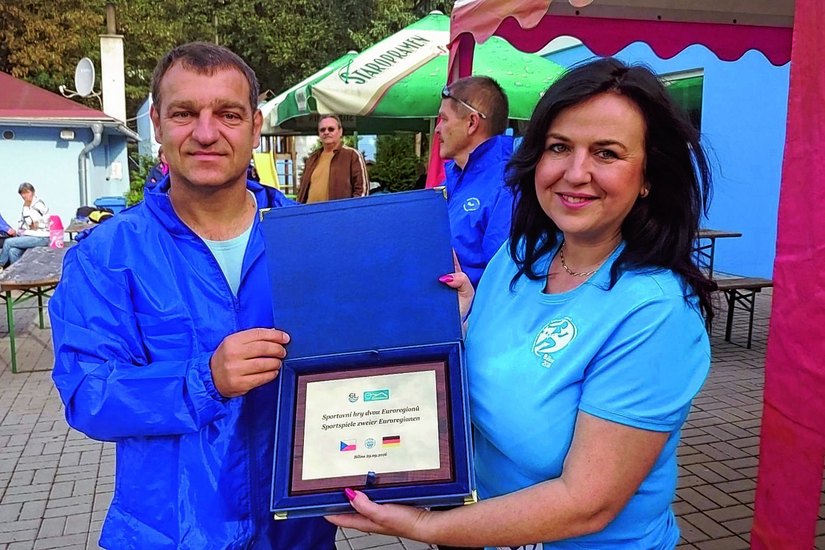 Vera Nechybová erhielt von Petr Procházka, Fußballklub Bílina eine Gedenkplakette des Wettkampfes. Foto: Euroregion