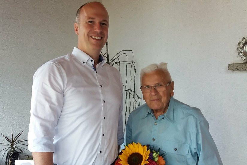Bürgermeister Mirko Buhr (li.) mit Jubilar Helmut Pfeiffer aus Lauchhammer-Mitte.