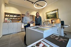 Museumsleiterin Kristin Gäbler (r.) und Kassenmitarbeiterin Antje Oehmichen im neu gestalteten Empfangsraum.