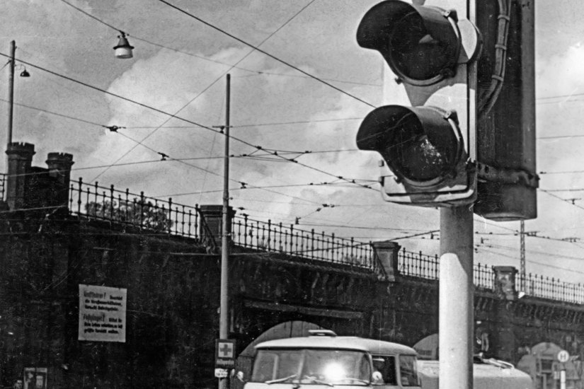 Dresdens erste vollautomatisch gesteuerte Ampel ging am 10. Dezember 1961 an der Kreuzung Könneritz-/Schweriner Straße in Betrieb.