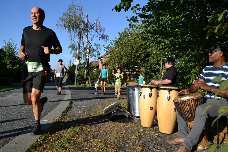 Eine kleine Trommelgruppe, die jedes Jahr extra aus Bautzen anreist, feuerte die Läuferinnen und Läufer direkt an der Laufstrecke mit brasilianischen Klängen an. Foto: pm