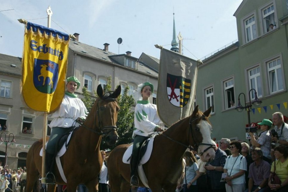 Junge Reiter tragen das Stadtwappen von Sebnitz und das sächsische Wappen beim Festumzug zum »Tag der Sachsen« 2003 in Sebnitz. Foto: D. Förster