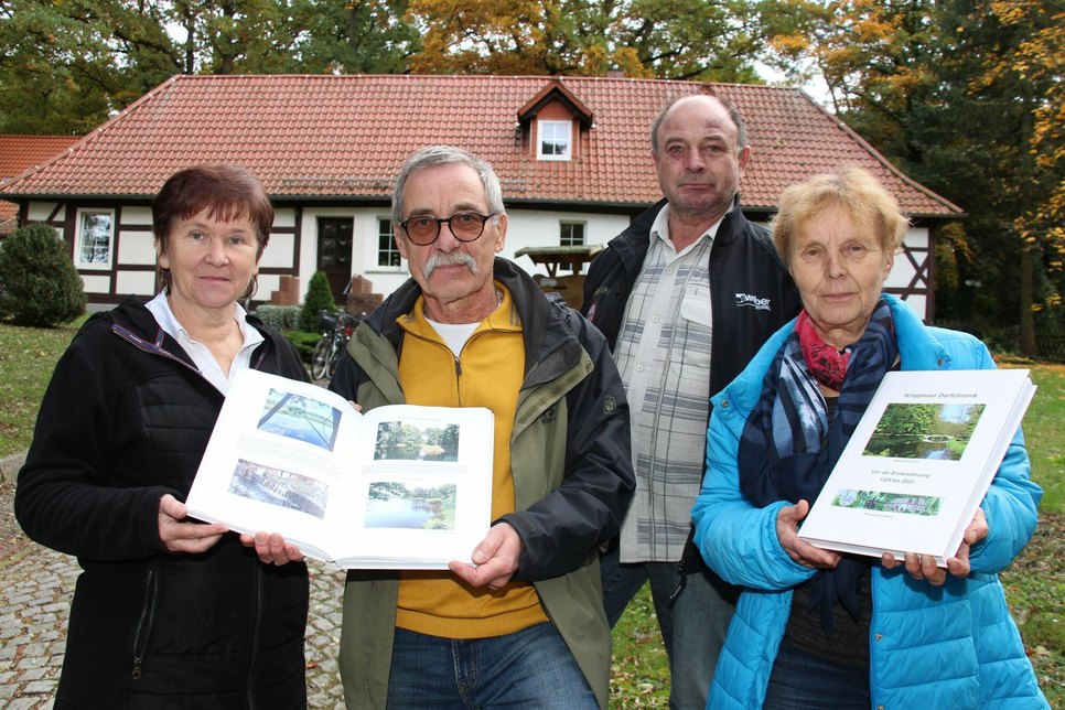 Drei der vier Autoren der Kroppener Dorfchronik mit Bürgermeister Reiner Krämer (2. vo.re.): Petra Miehle (li.), Bernd Kittler und Annette Krämer (re.).