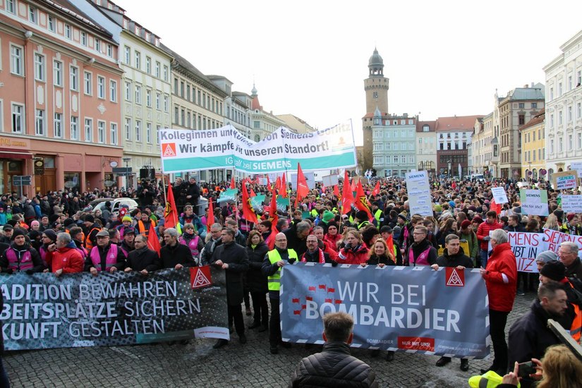 An dem Kampf um den Erhalt der Werke von Siemens und Bombardier beteiligten sich viele tausend Menschen. Allein bei einer Großdemo am 19. Januar kamen rund 7.000 Menschen auf dem Obermarkt in Görlitz zusammen. Foto: Keil