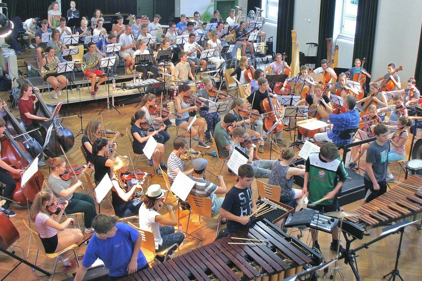 Mehr als achtzig junge Musiker gilt es musikalisch und organisatorisch zu führen. Foto: Weser