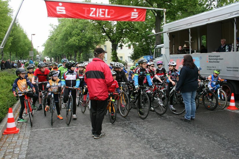 Starterfeld eines Nachwuchsrennen vom letzten Finsterwalder Cityrennen. Foto: Sebastian Grimm