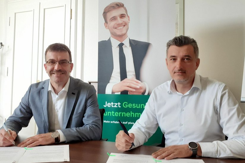 Jörg Szewczyk und René Schaarschmidt unterzeichnen die neue Kooperation.