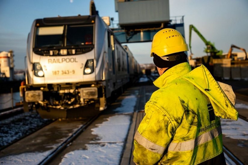 Der Güterzug pendelt seit Jahresbeginn täglich zwischen Dresden und Rostock. Fotos: SMWA