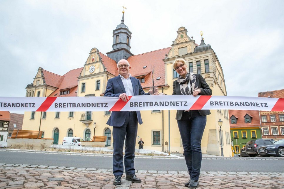 Lommatzschs Bürgermeisterin Anita Maaß und ENSO NETZ-Geschäftsführer Wolfgang Jäger haben im Rathaus den Vertrag für den geförderten  Breitbandausbau mit Glasfaserkabel unterzeichnet.                 Foto:ENSO/ Weidler