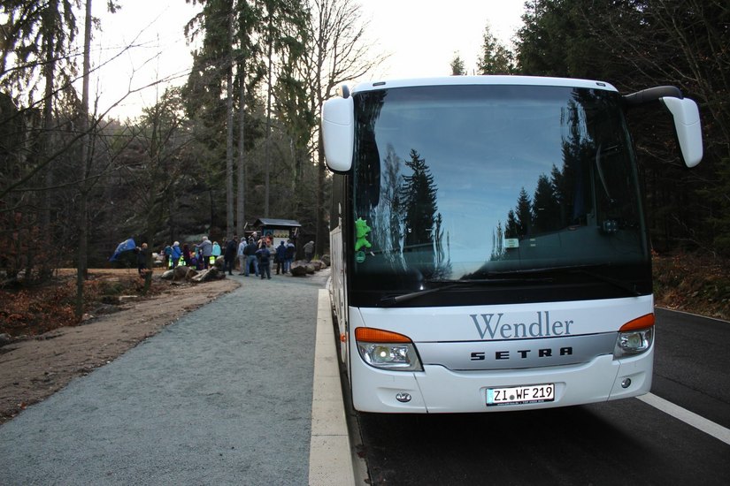 Dank der neuen Busbucht können Busse jetzt an den Kelchsteinen halten, ohne den restlichen Verkehr zu behindern. Foto: T. Keil