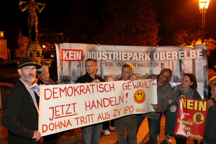 Protest vor dem Dohnaer Rathaus. Fotos: D. Förster