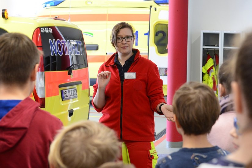 Die angehende Notfallsanitäterin Lilli Kasper erklärte im Rahmen einer Exkursion der BTU Kinderuni das Rettungswesen. Foto: Klinikum Niederlausitz GmbH / Steffen Rasche