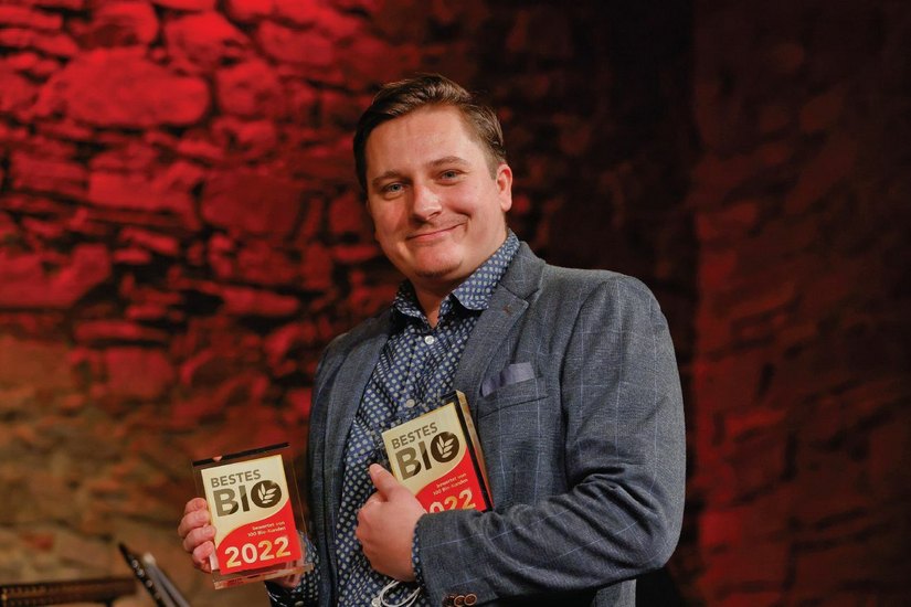 Bio Planéte Außendienstmitarbeiter Christian Richter nimmt die Auszeichnung »Bestes Bio 2022« entgegen. Foto: bio verlag