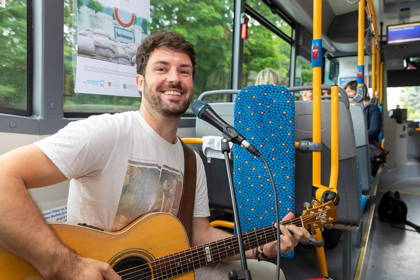 Das besondere am KunstBUS-Wochenende: Auch in den Bussen zwischen den Kultureinrichtungen sorgen Musiker für Unterhaltung. Foto: U. Nimmrichter