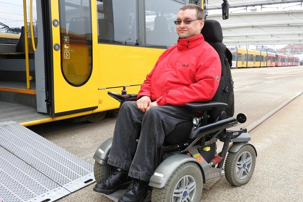Thomas Pietsch fährt täglich auf Arbeit mit den öffentlichen Verkehrsmitteln. Er sagt: Bei einem schweren Unfall würde auch mein schwerer Rollstuhl umfallen. Es kann immer etwas passieren.