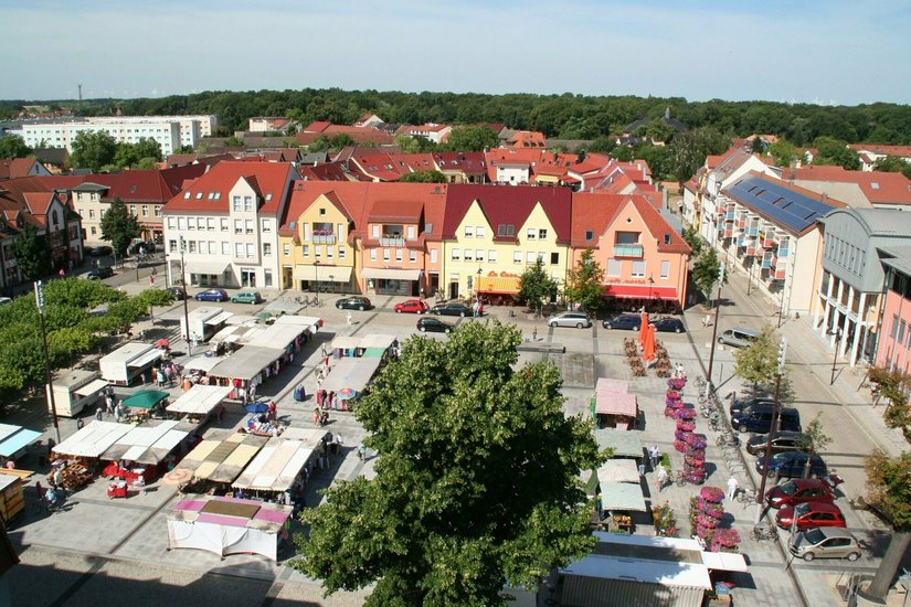 Lübbener Markt aus der Vogelperspektive mit dem Rathaus rechts.