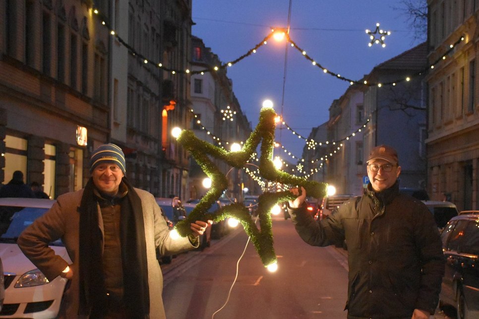 Torsten Wiesener und Jan Frintert, Vorstände des Gewerbe- und Kulturvereins Dresden Neustadt, sind stolz auf die Weihnachtsbeleuchtung im Stadtteil. Fotos: Trache