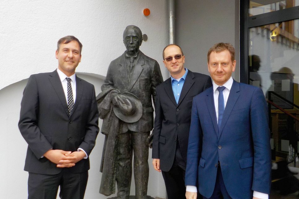 Zu Ehren des 150. Geburtstages von Dr. Johann Christian Eberle weihen Ministerpräsident Michael Kretschmer (r), Bürgermeister Uwe Anke und sein Stellvertreter Gerald Rabe (l.) die neue Eberle-Skulptur am Rathaus ein.