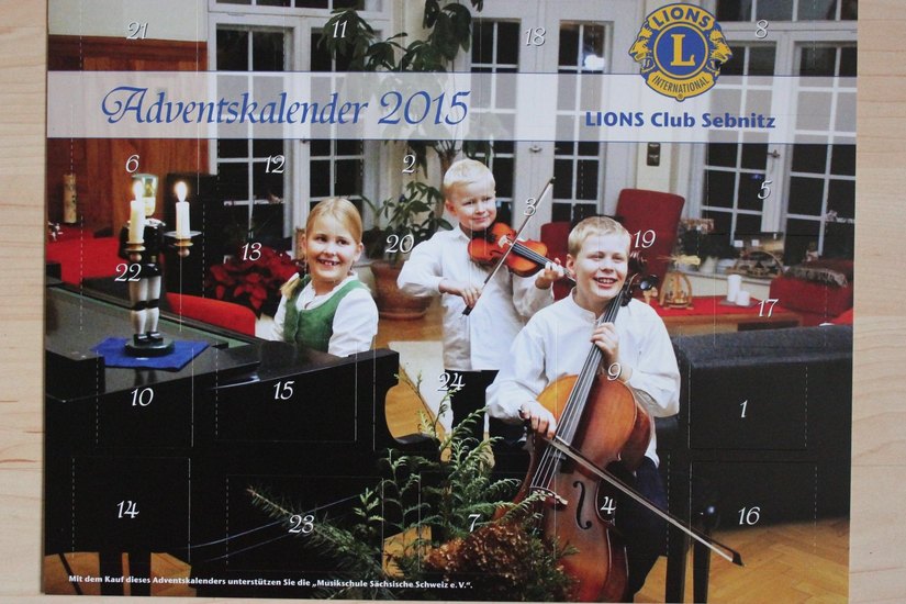 Für jeden deutlich zu erkennen, wofür der Adventskalender 2015 bestimmt ist: die Musikschule.                 Foto: Lions