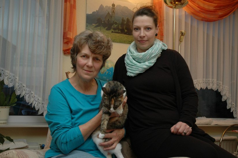 Da stimmt die Chemie – Marlen Grimmig (rechts) hat von  Elvira Langnickel die Führung des Bischofswerdaer Tierschutzvereins übernommen. Foto: Hache