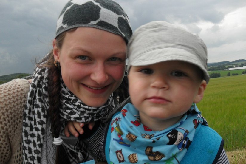 Mama Sara Borrmann und ihr Sohn Simon verstehen sich prächtig – dank Zwergensprache. Diese kann jetzt bei einem Kurs in Bautzen erlernt werden. Foto: privat