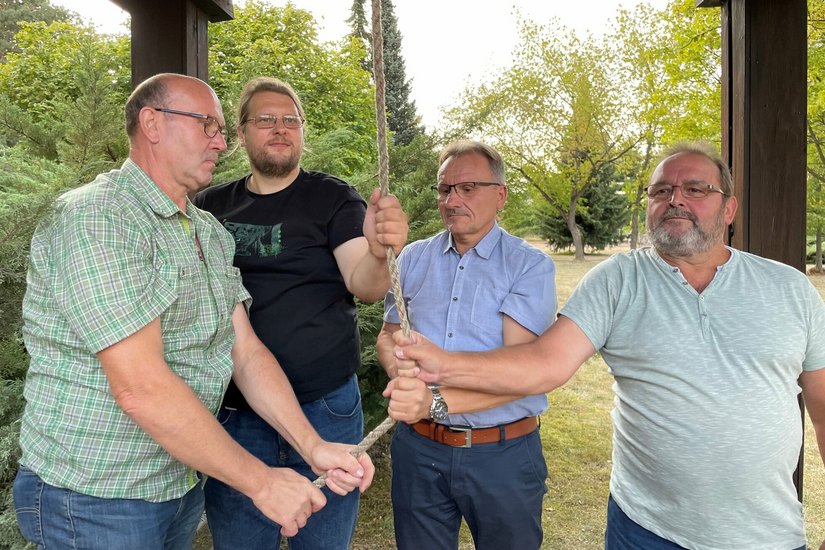 V.l.n.r.: Uwe Radtke, René Mettke, Waldemar Locke und Frank Gärtig läuten die Glocke am Glockenturm Mühlrose.
