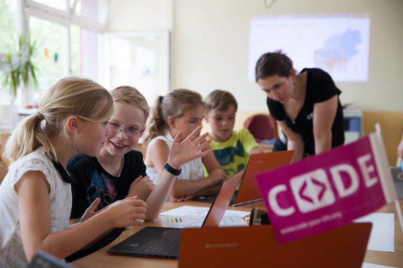 Die Kinder der 4. Klasse der Grundschule Nieder Seifersdorf beim Programmieren. Foto: PR