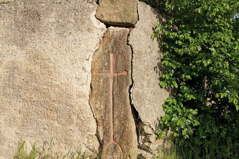 Dem mittelalterlichen Gerichtsstein in Paußnitz nachempfunden, wurde zum 900. Geburtstag des Ortes jetzt ein echtes Schwert im Stein gestiftet.   Fotos: Müller-Bahlmann