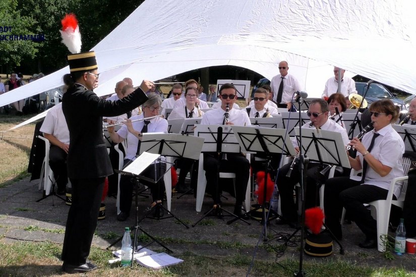 Das Orchester der Bergarbeiter Plessa spielte zum Bergmannstag zünftige Blasmusik im Schlosspark Lauchhammer.