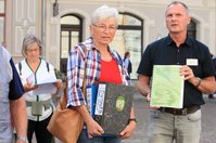 Christine Liebing und Ingo Düring von der Bürgervereinigung "IPO Stoppen" überbringen die Ordner mit den Einwendungen und Ausarbeitungen der Bürger.
