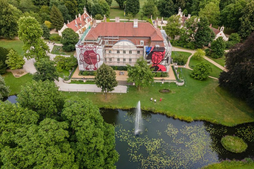 Verhüllung des Branitzer Schlosses mit künstlerisch gestalteten Bauplanen vom Cottbuser Kunstpreisträger Hans Scheuerecker. Foto: Thomas Goethe