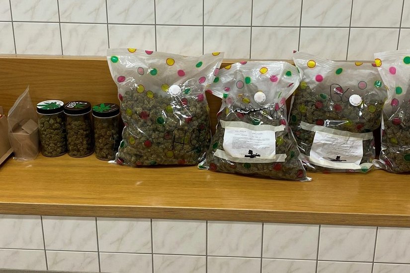 Die Kontrolle des Transporters hat sich (aus Sicht der Polizei) gelohnt. Insgesamt sieben Kilogramm Cannabis wurden beschlagnahmt. Foto: Polizei