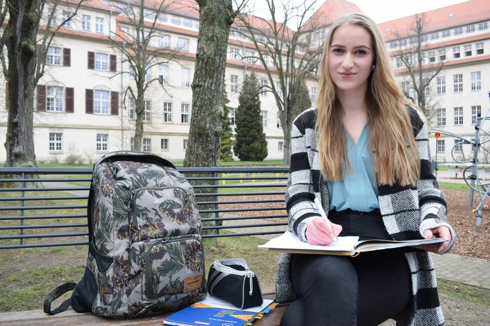 Vanessa Venus ist Schülerin des Abschlussjahrganges am Goethe-Gymnasium Bischofswerda. Trotz all der Widrigkeiten fühlt sie sich bestmöglich auf die Prüfungen vorbereitet. Foto: spa