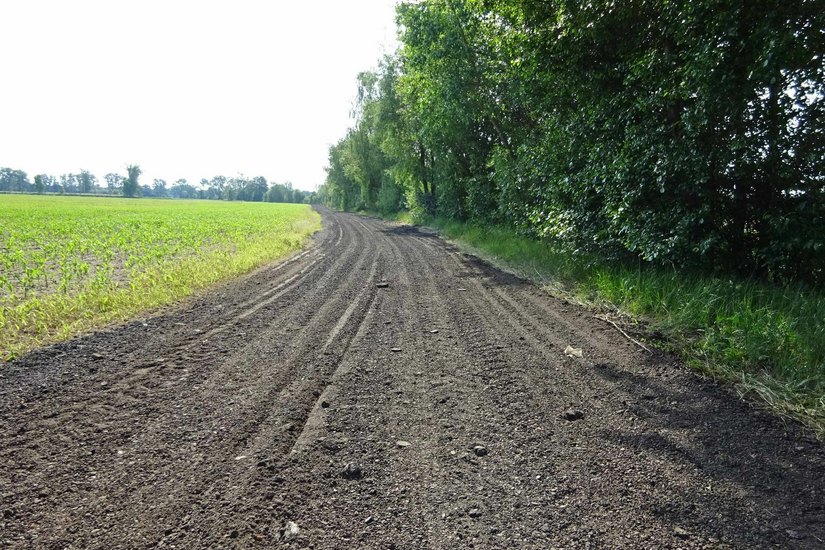 Tonnenweise Asphaltfräsgut wurden auf einem ursprünglichen Sandweg zwischen Lubolz und Hartmannsdorf illegal entsorgt. Foto: Landkreis Dahme-Spreewald