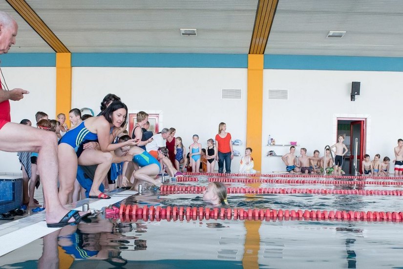 Ein Foto aus der Neuzeit: Schwimmwettkampf aus dem Jahr 2016. Foto: Spreewelten GmbH